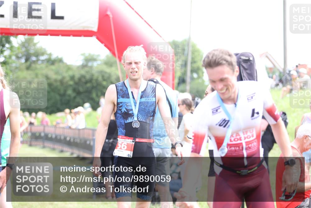21.06.2026 - 29. Vierlanden-Triathlon Andreas Tolksdorf http://msf.ph/oto/9890059 21.06.2026 12:53:07 Ziel 944, 962, 944, 962 meine-sportfotos.de