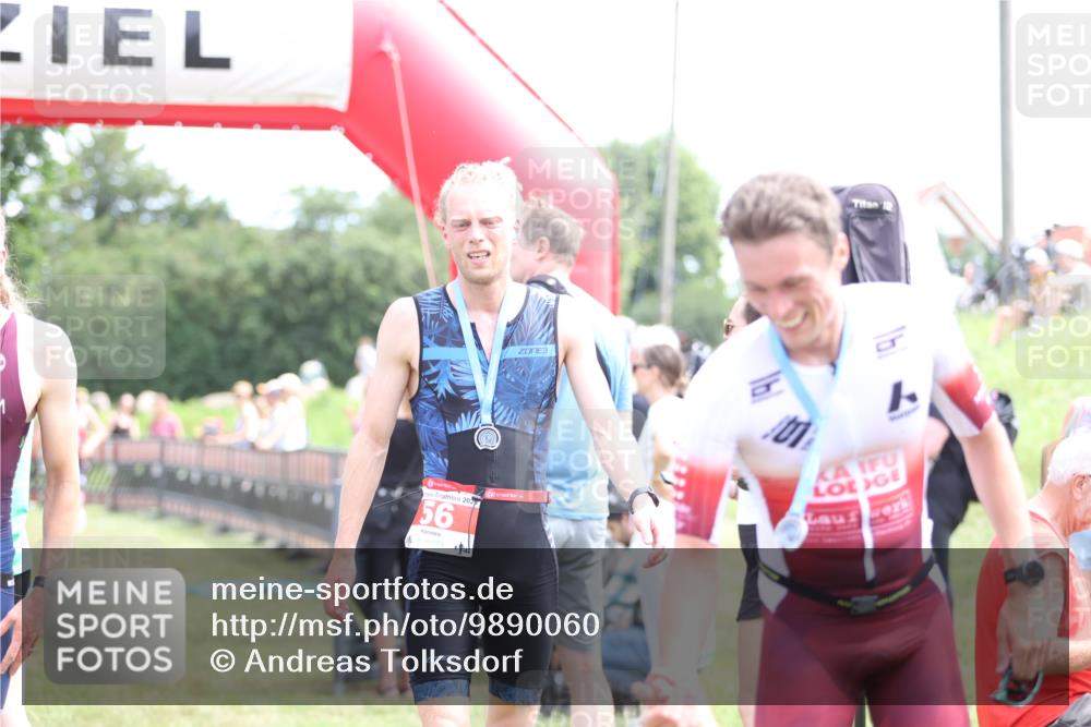 21.06.2026 - 29. Vierlanden-Triathlon Andreas Tolksdorf http://msf.ph/oto/9890060 21.06.2026 12:53:07 Ziel 944, 962, 944, 962 meine-sportfotos.de