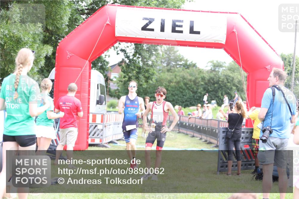 21.06.2026 - 29. Vierlanden-Triathlon Andreas Tolksdorf http://msf.ph/oto/9890062 21.06.2026 12:53:18 Ziel 915, 958, 962, 970, 971, 915, 958, 962, 970, 971 meine-sportfotos.de
