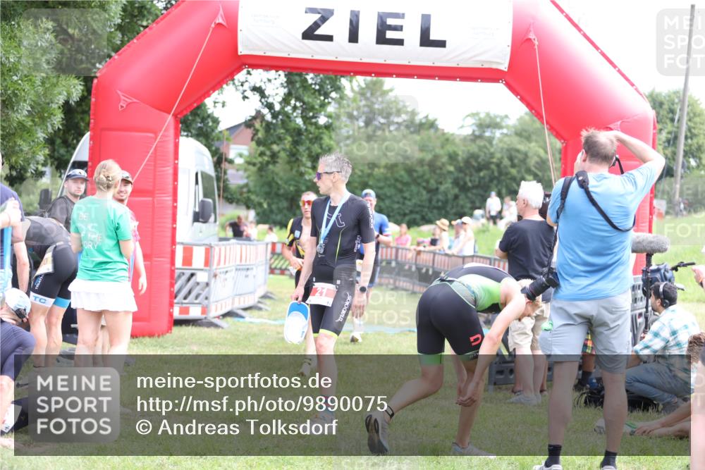 21.06.2026 - 29. Vierlanden-Triathlon Andreas Tolksdorf http://msf.ph/oto/9890075 21.06.2026 12:53:48 Ziel 911, 916, 937, 967, 972, 911, 916, 937, 967, 972 meine-sportfotos.de