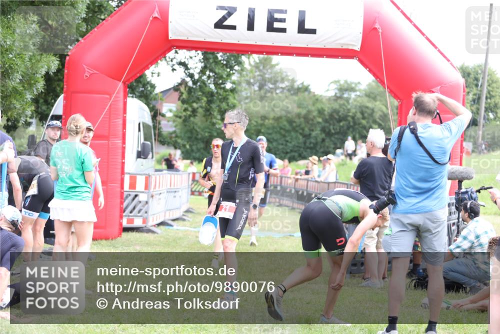 21.06.2026 - 29. Vierlanden-Triathlon Andreas Tolksdorf http://msf.ph/oto/9890076 21.06.2026 12:53:48 Ziel 911, 916, 937, 967, 972, 911, 916, 937, 967, 972 meine-sportfotos.de