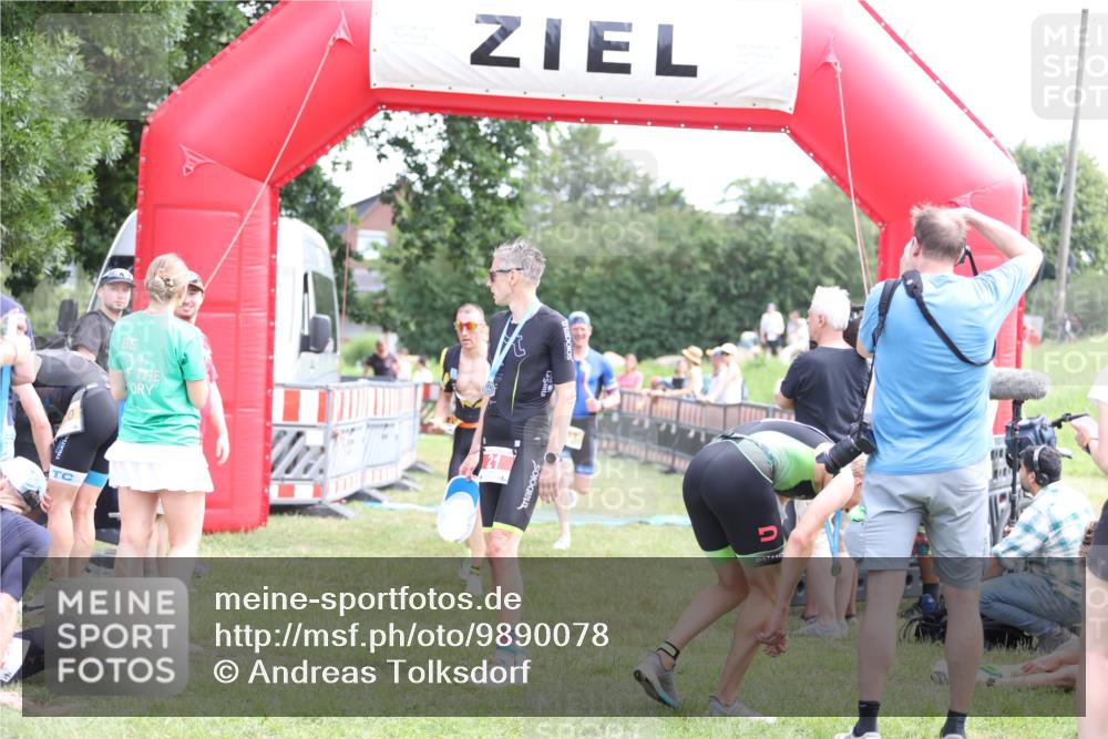 21.06.2026 - 29. Vierlanden-Triathlon Andreas Tolksdorf http://msf.ph/oto/9890078 21.06.2026 12:53:49 Ziel 911, 916, 937, 967, 972, 911, 916, 937, 967, 972 meine-sportfotos.de