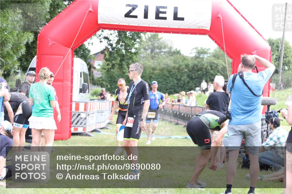 21.06.2026 - 29. Vierlanden-Triathlon Andreas Tolksdorf http://msf.ph/oto/9890080 21.06.2026 12:53:49 Ziel 911, 916, 937, 967, 972, 911, 916, 937, 967, 972 meine-sportfotos.de