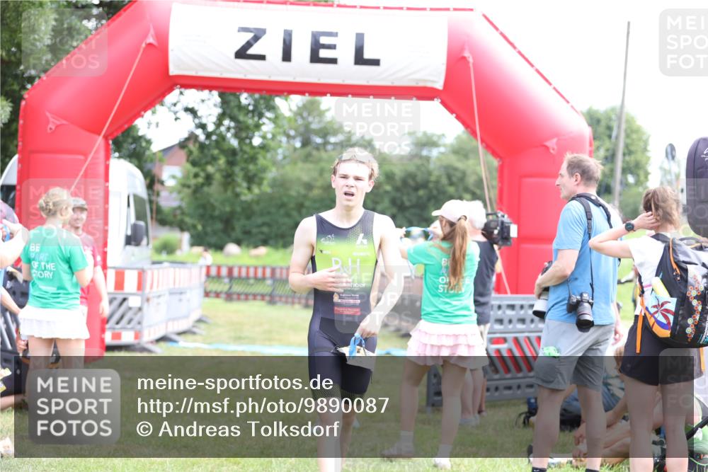 21.06.2026 - 29. Vierlanden-Triathlon Andreas Tolksdorf http://msf.ph/oto/9890087 21.06.2026 12:53:59 Ziel 967, 967 meine-sportfotos.de