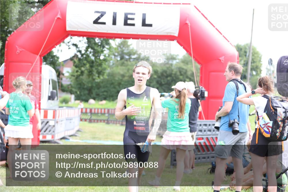 21.06.2026 - 29. Vierlanden-Triathlon Andreas Tolksdorf http://msf.ph/oto/9890088 21.06.2026 12:53:59 Ziel 967, 967 meine-sportfotos.de
