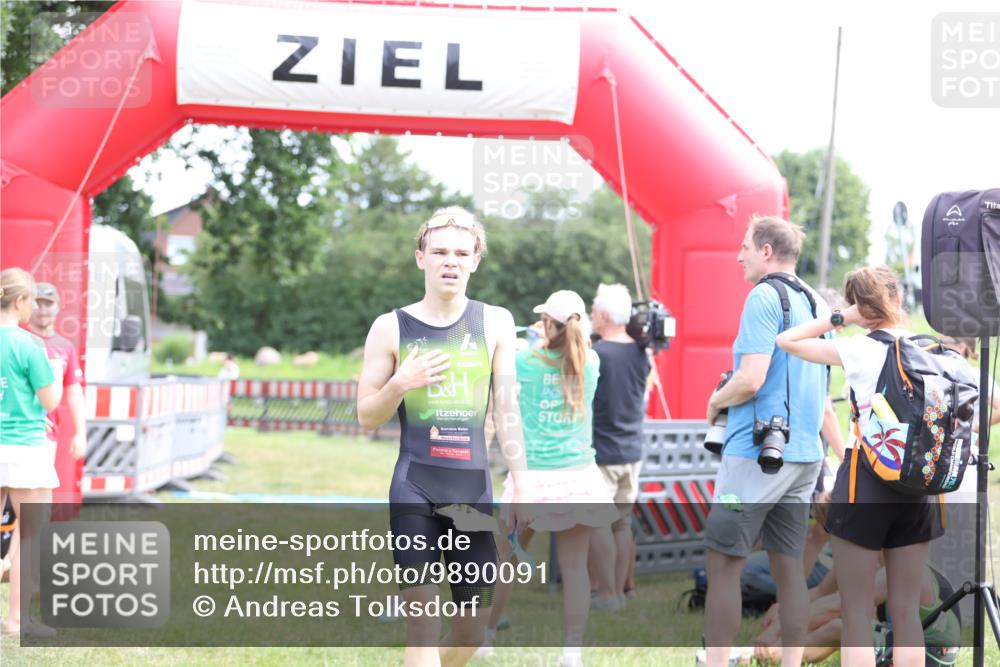 21.06.2026 - 29. Vierlanden-Triathlon Andreas Tolksdorf http://msf.ph/oto/9890091 21.06.2026 12:54:00 Ziel 967, 967 meine-sportfotos.de