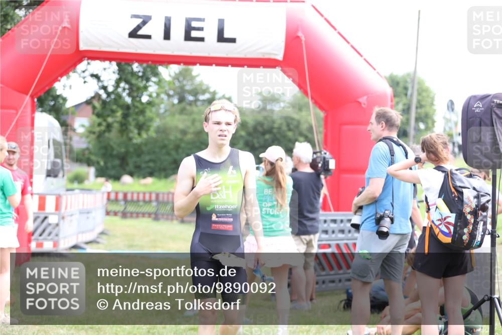 21.06.2026 - 29. Vierlanden-Triathlon Andreas Tolksdorf http://msf.ph/oto/9890092 21.06.2026 12:54:00 Ziel 967, 967 meine-sportfotos.de