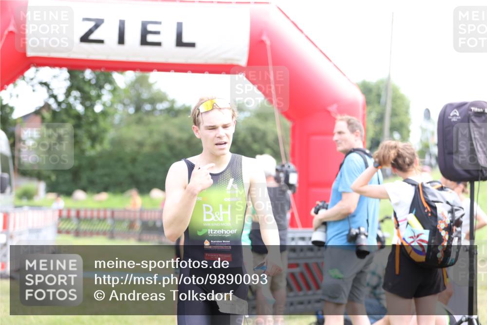 21.06.2026 - 29. Vierlanden-Triathlon Andreas Tolksdorf http://msf.ph/oto/9890093 21.06.2026 12:54:00 Ziel 967, 967 meine-sportfotos.de