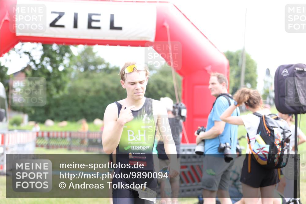 21.06.2026 - 29. Vierlanden-Triathlon Andreas Tolksdorf http://msf.ph/oto/9890094 21.06.2026 12:54:00 Ziel 967, 967 meine-sportfotos.de