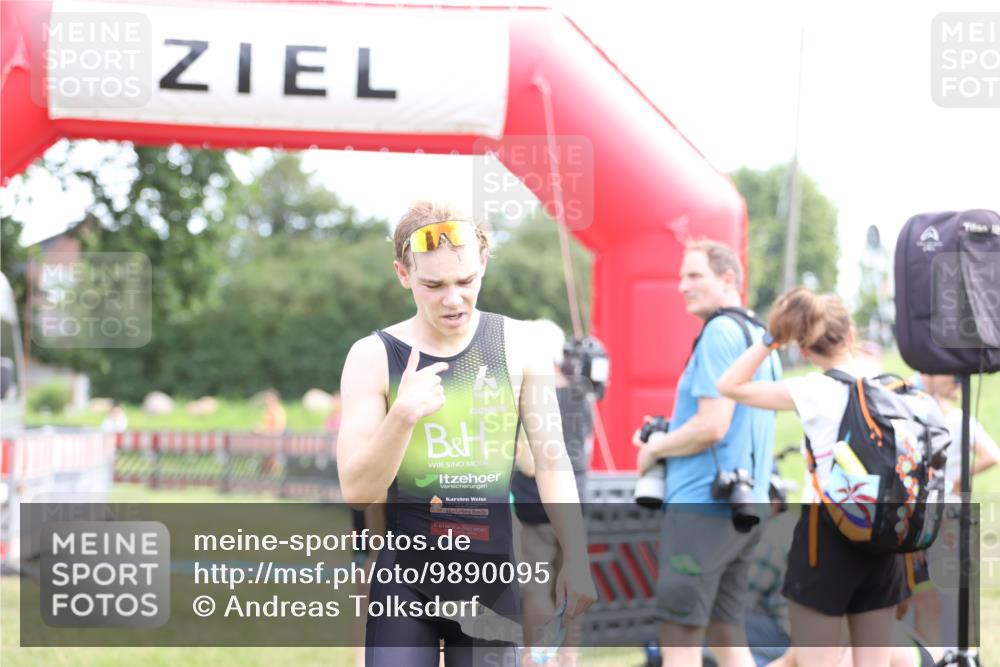 21.06.2026 - 29. Vierlanden-Triathlon Andreas Tolksdorf http://msf.ph/oto/9890095 21.06.2026 12:54:01 Ziel  meine-sportfotos.de