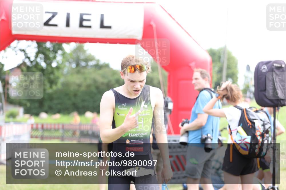 21.06.2026 - 29. Vierlanden-Triathlon Andreas Tolksdorf http://msf.ph/oto/9890097 21.06.2026 12:54:01 Ziel  meine-sportfotos.de