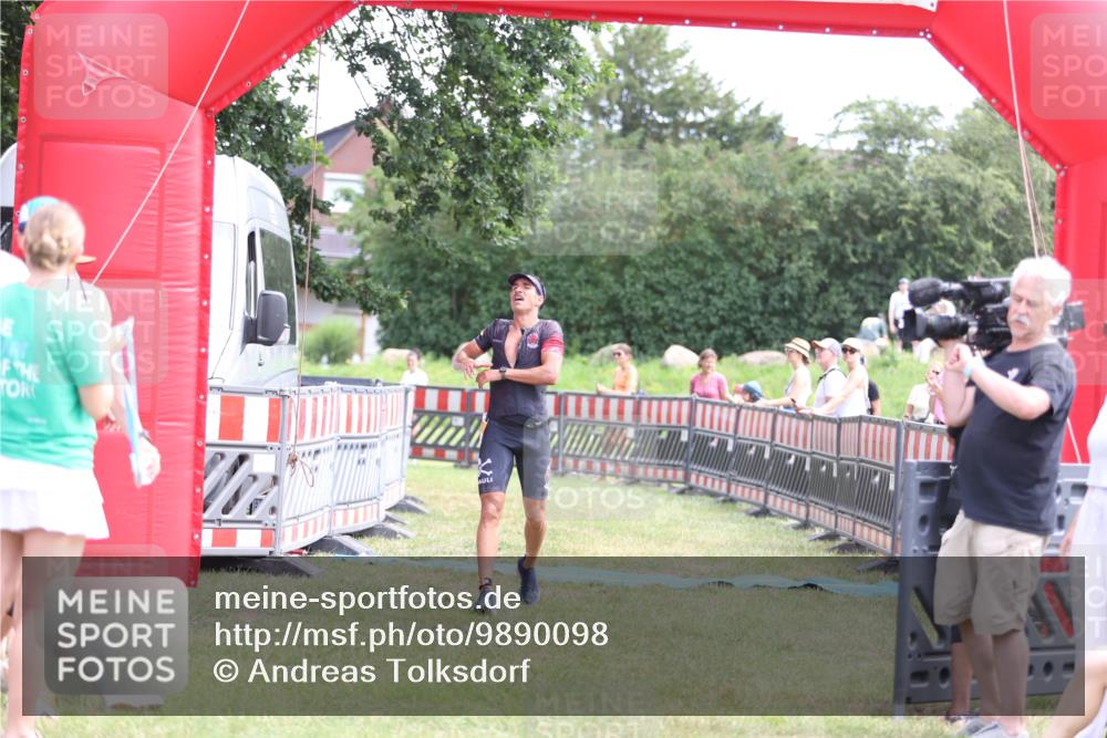 21.06.2026 - 29. Vierlanden-Triathlon Andreas Tolksdorf http://msf.ph/oto/9890098 21.06.2026 12:54:14 Ziel 938, 938 meine-sportfotos.de