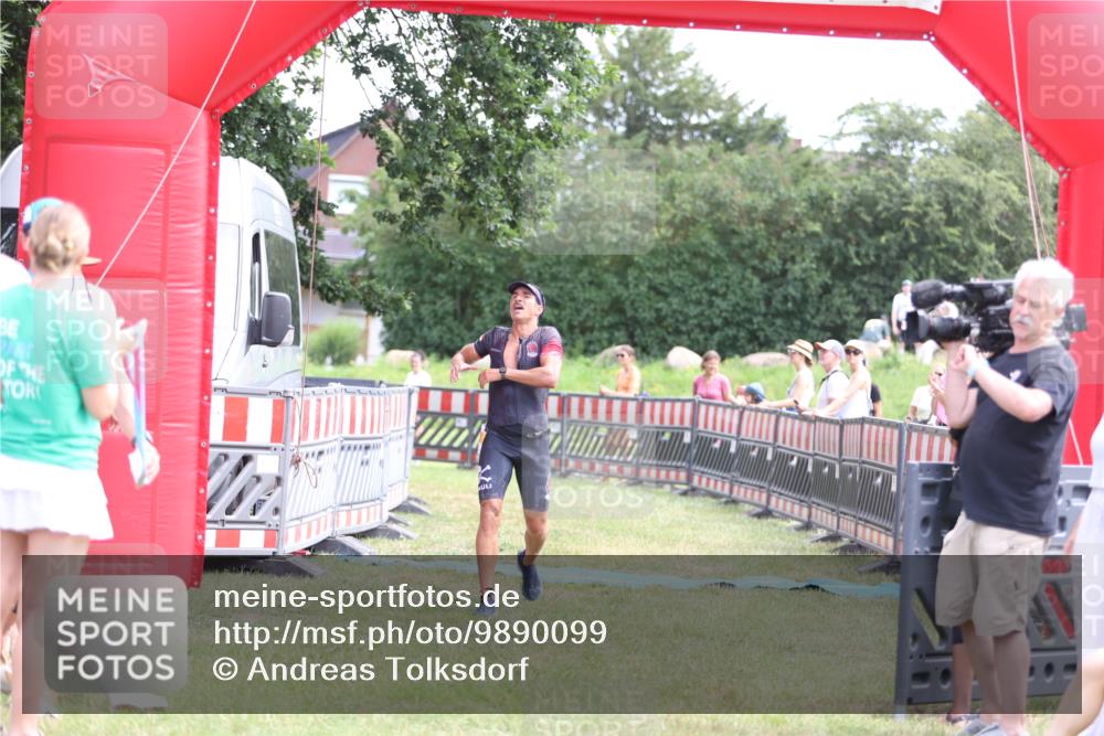 21.06.2026 - 29. Vierlanden-Triathlon Andreas Tolksdorf http://msf.ph/oto/9890099 21.06.2026 12:54:14 Ziel 938, 938 meine-sportfotos.de
