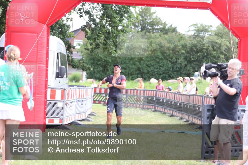21.06.2026 - 29. Vierlanden-Triathlon Andreas Tolksdorf http://msf.ph/oto/9890100 21.06.2026 12:54:14 Ziel 938, 938 meine-sportfotos.de