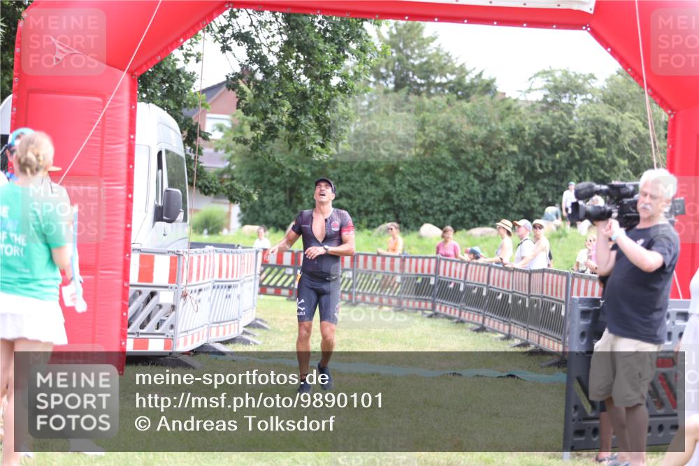 21.06.2026 - 29. Vierlanden-Triathlon Andreas Tolksdorf http://msf.ph/oto/9890101 21.06.2026 12:54:14 Ziel 938, 938 meine-sportfotos.de