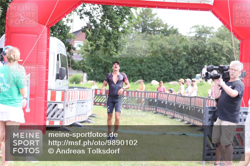 21.06.2026 - 29. Vierlanden-Triathlon Andreas Tolksdorf http://msf.ph/oto/9890102 21.06.2026 12:54:14 Ziel 938, 938 meine-sportfotos.de