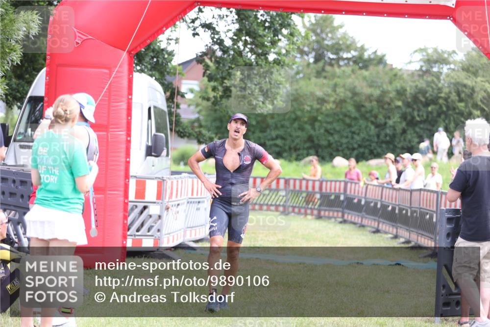 21.06.2026 - 29. Vierlanden-Triathlon Andreas Tolksdorf http://msf.ph/oto/9890106 21.06.2026 12:54:17 Ziel 938, 938 meine-sportfotos.de