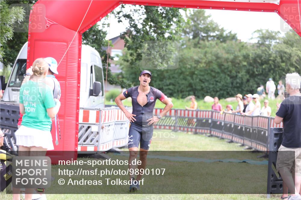 21.06.2026 - 29. Vierlanden-Triathlon Andreas Tolksdorf http://msf.ph/oto/9890107 21.06.2026 12:54:17 Ziel 938, 938 meine-sportfotos.de