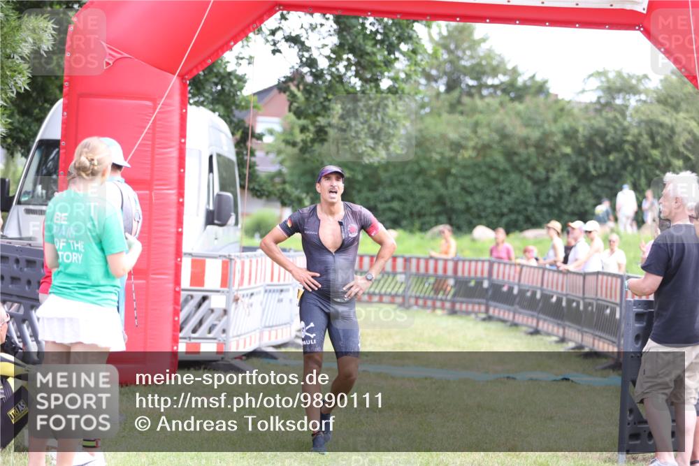 21.06.2026 - 29. Vierlanden-Triathlon Andreas Tolksdorf http://msf.ph/oto/9890111 21.06.2026 12:54:17 Ziel 938, 938 meine-sportfotos.de