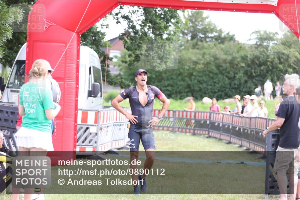 21.06.2026 - 29. Vierlanden-Triathlon Andreas Tolksdorf http://msf.ph/oto/9890112 21.06.2026 12:54:17 Ziel 938, 938 meine-sportfotos.de