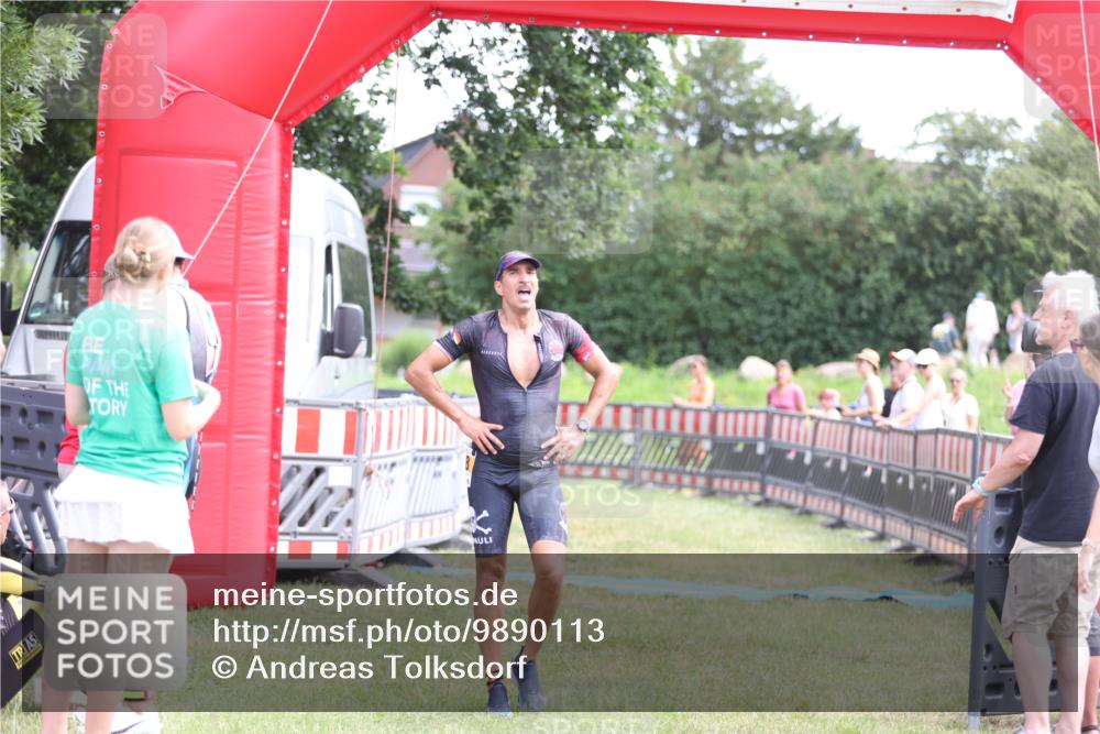21.06.2026 - 29. Vierlanden-Triathlon Andreas Tolksdorf http://msf.ph/oto/9890113 21.06.2026 12:54:17 Ziel 938, 938 meine-sportfotos.de