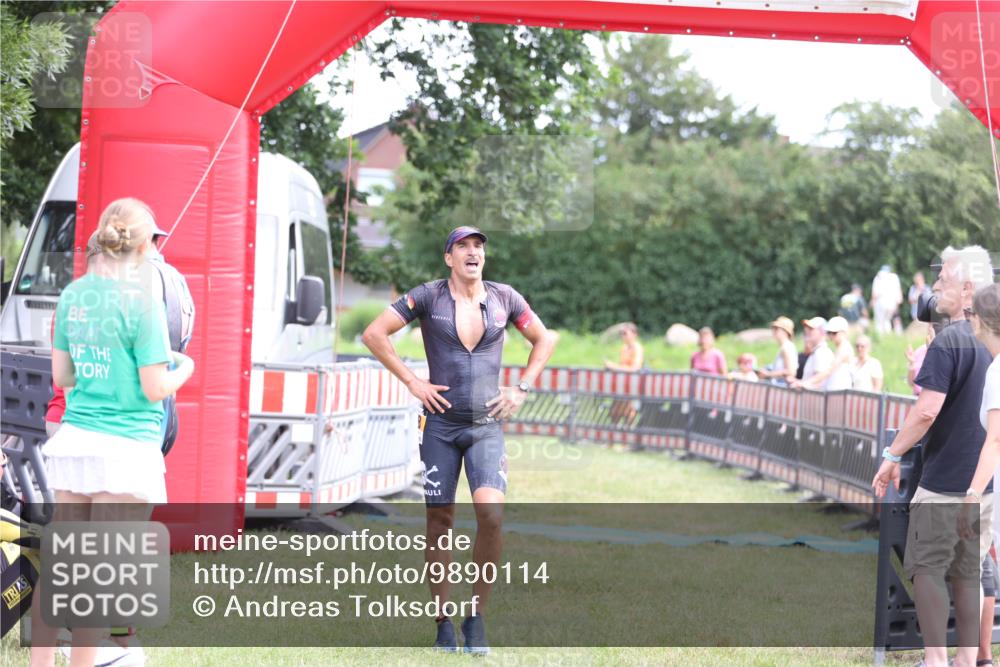 21.06.2026 - 29. Vierlanden-Triathlon Andreas Tolksdorf http://msf.ph/oto/9890114 21.06.2026 12:54:17 Ziel 938, 938 meine-sportfotos.de