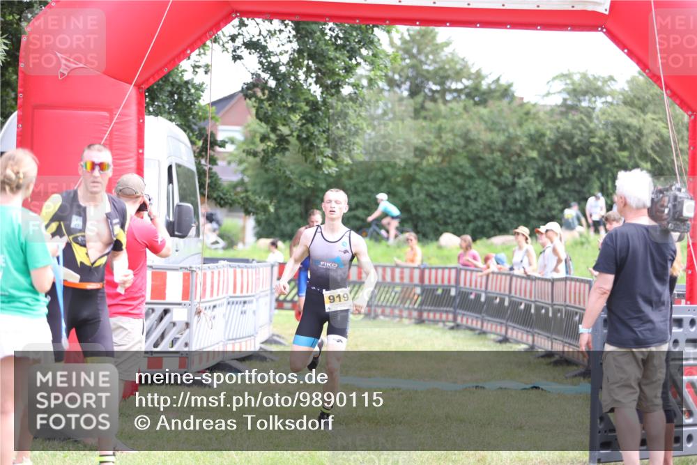 21.06.2026 - 29. Vierlanden-Triathlon Andreas Tolksdorf http://msf.ph/oto/9890115 21.06.2026 12:54:41 Ziel 919, 960, 919, 960 meine-sportfotos.de