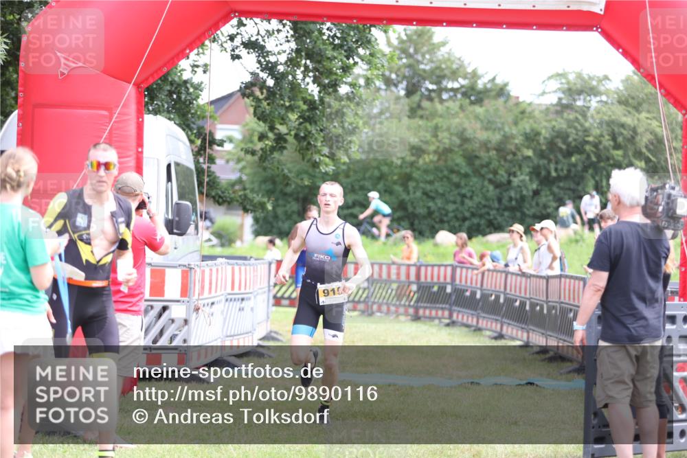21.06.2026 - 29. Vierlanden-Triathlon Andreas Tolksdorf http://msf.ph/oto/9890116 21.06.2026 12:54:41 Ziel 919, 960, 919, 960 meine-sportfotos.de