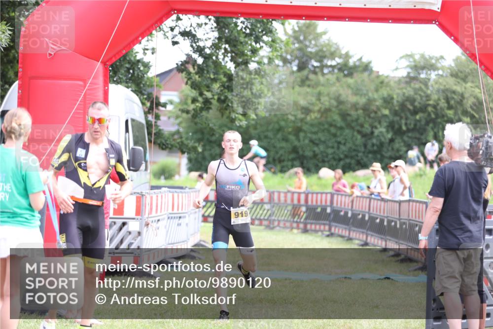 21.06.2026 - 29. Vierlanden-Triathlon Andreas Tolksdorf http://msf.ph/oto/9890120 21.06.2026 12:54:41 Ziel 919, 960, 919, 960 meine-sportfotos.de
