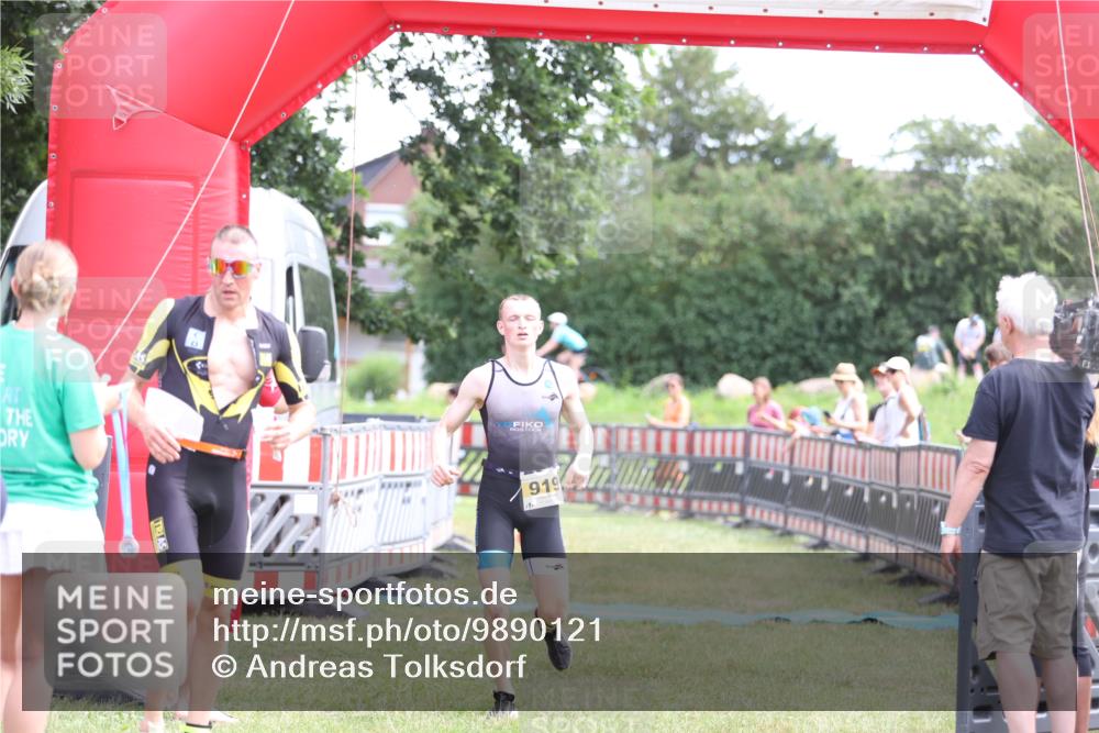 21.06.2026 - 29. Vierlanden-Triathlon Andreas Tolksdorf http://msf.ph/oto/9890121 21.06.2026 12:54:41 Ziel 919, 960, 919, 960 meine-sportfotos.de