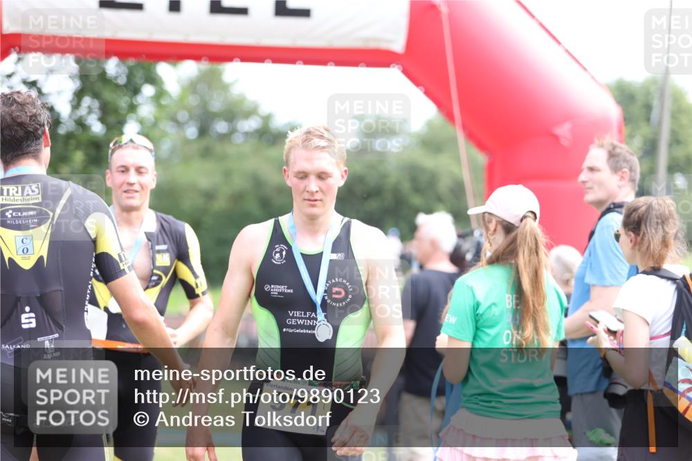 21.06.2026 - 29. Vierlanden-Triathlon Andreas Tolksdorf http://msf.ph/oto/9890123 21.06.2026 12:54:47 Ziel 908, 960, 908, 960 meine-sportfotos.de