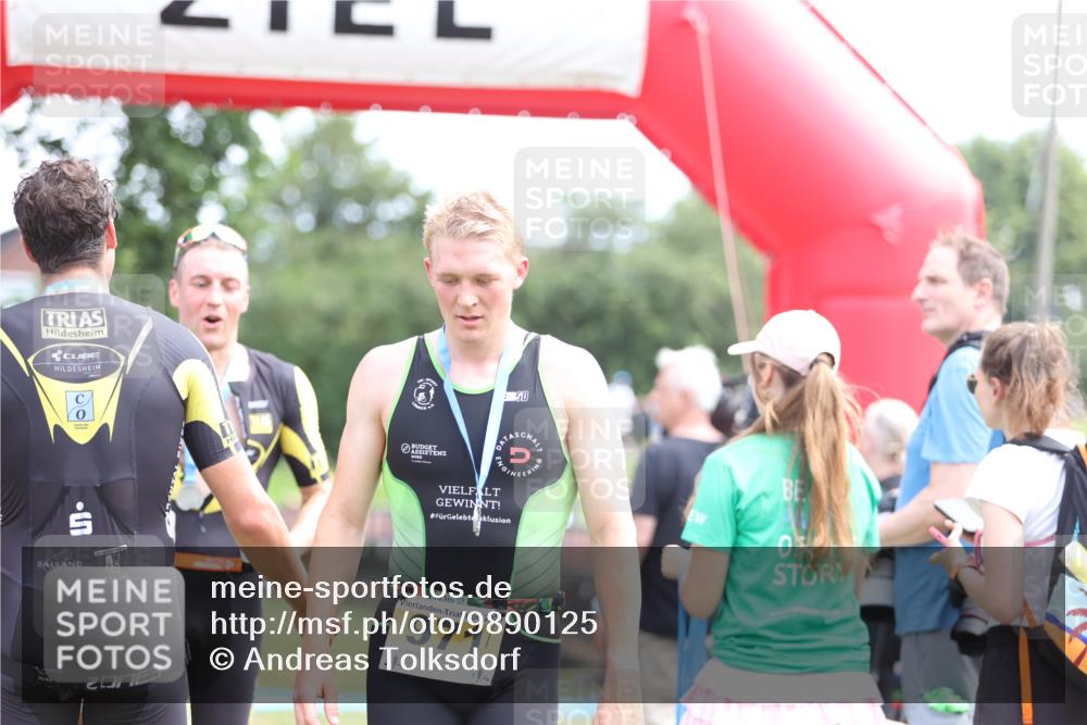 21.06.2026 - 29. Vierlanden-Triathlon Andreas Tolksdorf http://msf.ph/oto/9890125 21.06.2026 12:54:48 Ziel 908, 908 meine-sportfotos.de