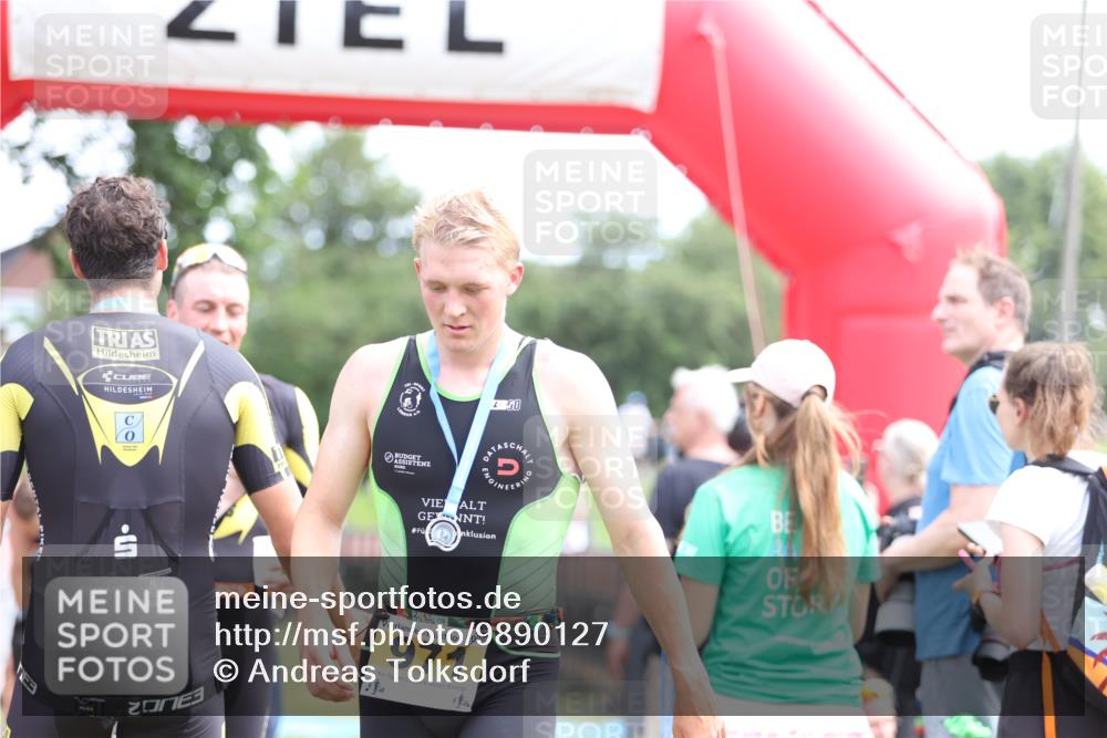 21.06.2026 - 29. Vierlanden-Triathlon Andreas Tolksdorf http://msf.ph/oto/9890127 21.06.2026 12:54:48 Ziel 908, 908 meine-sportfotos.de