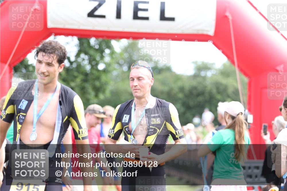 21.06.2026 - 29. Vierlanden-Triathlon Andreas Tolksdorf http://msf.ph/oto/9890128 21.06.2026 12:54:54 Ziel 908, 908 meine-sportfotos.de