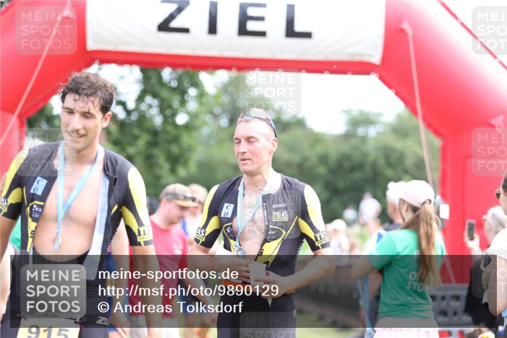 21.06.2026 - 29. Vierlanden-Triathlon Andreas Tolksdorf http://msf.ph/oto/9890129 21.06.2026 12:54:54 Ziel 908, 908 meine-sportfotos.de