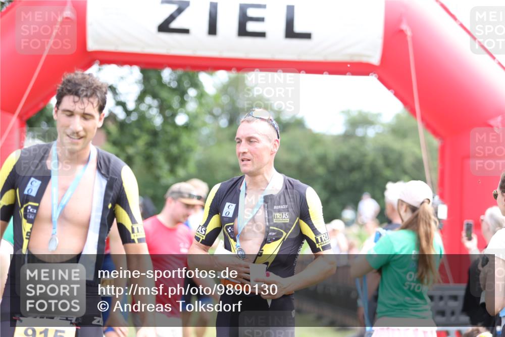 21.06.2026 - 29. Vierlanden-Triathlon Andreas Tolksdorf http://msf.ph/oto/9890130 21.06.2026 12:54:54 Ziel 908, 908 meine-sportfotos.de