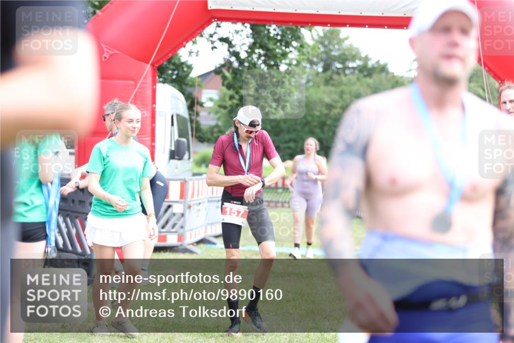 21.06.2026 - 29. Vierlanden-Triathlon Andreas Tolksdorf http://msf.ph/oto/9890160 21.06.2026 12:55:28 Ziel 296, 296 meine-sportfotos.de