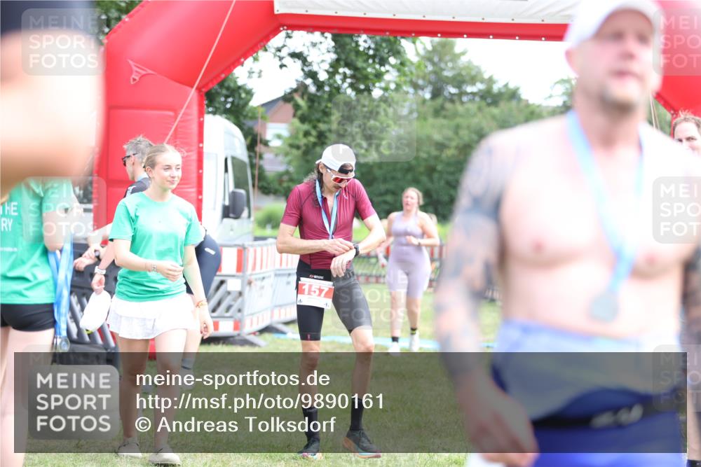 21.06.2026 - 29. Vierlanden-Triathlon Andreas Tolksdorf http://msf.ph/oto/9890161 21.06.2026 12:55:28 Ziel 296, 296 meine-sportfotos.de