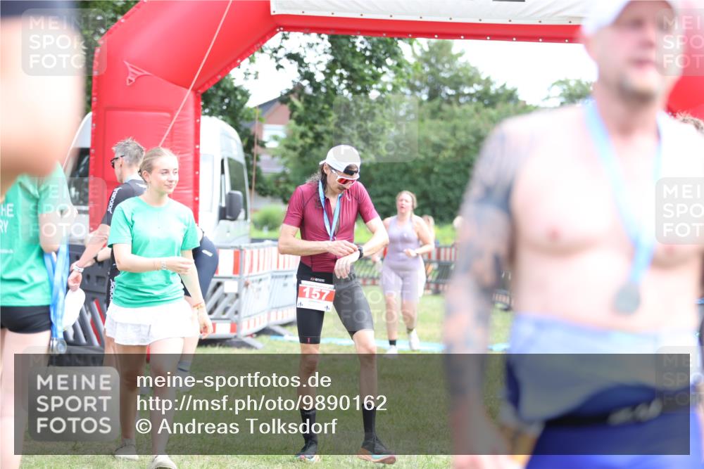 21.06.2026 - 29. Vierlanden-Triathlon Andreas Tolksdorf http://msf.ph/oto/9890162 21.06.2026 12:55:28 Ziel 296, 296 meine-sportfotos.de