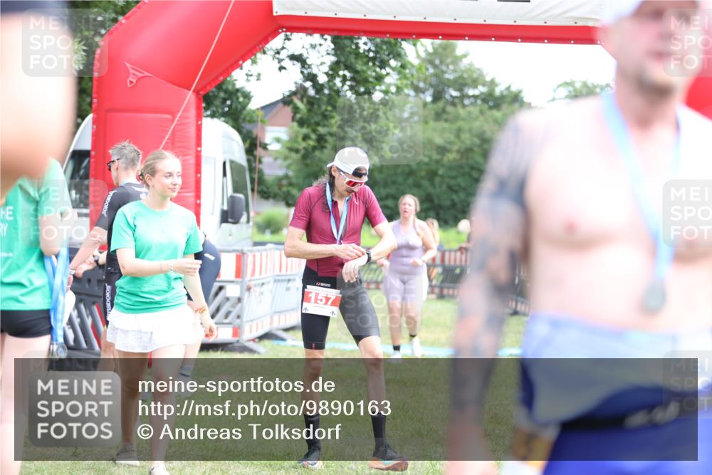 21.06.2026 - 29. Vierlanden-Triathlon Andreas Tolksdorf http://msf.ph/oto/9890163 21.06.2026 12:55:28 Ziel 296, 296 meine-sportfotos.de