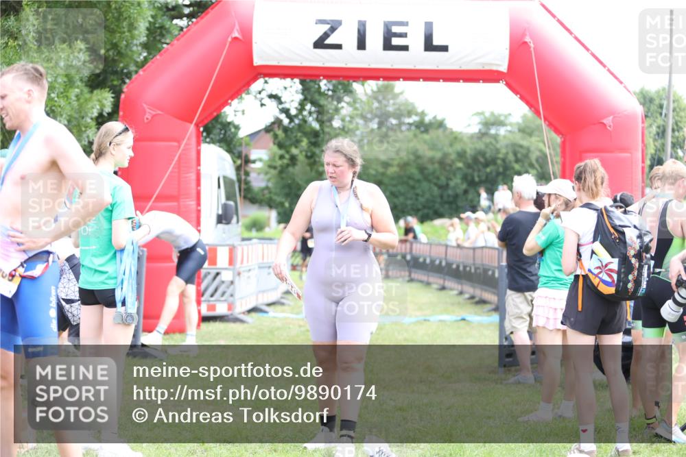 21.06.2026 - 29. Vierlanden-Triathlon Andreas Tolksdorf http://msf.ph/oto/9890174 21.06.2026 12:55:40 Ziel 939, 969, 939, 969 meine-sportfotos.de