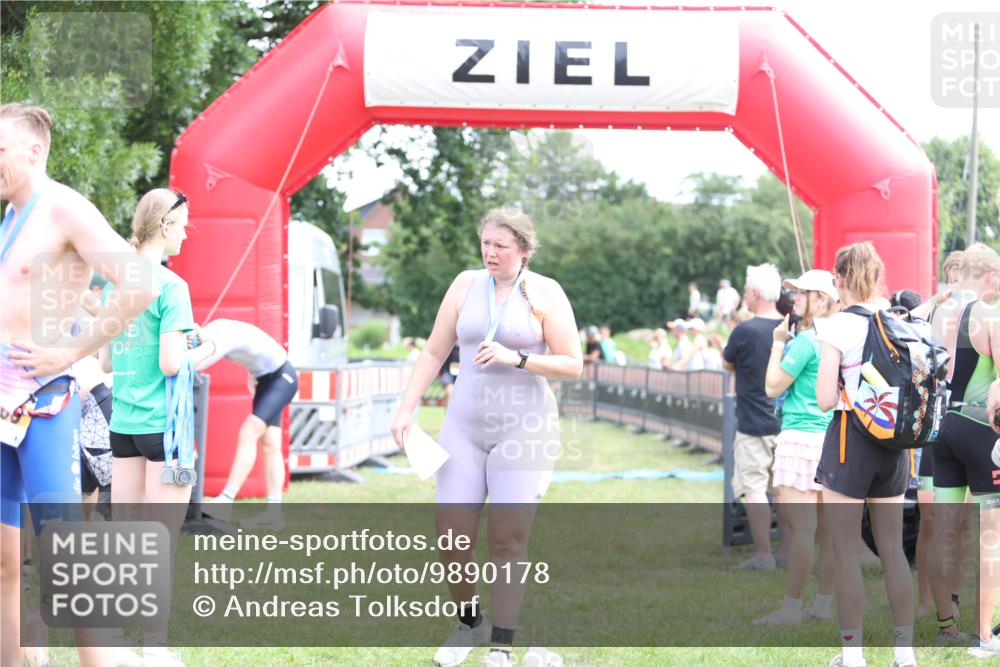 21.06.2026 - 29. Vierlanden-Triathlon Andreas Tolksdorf http://msf.ph/oto/9890178 21.06.2026 12:55:40 Ziel 939, 969, 939, 969 meine-sportfotos.de