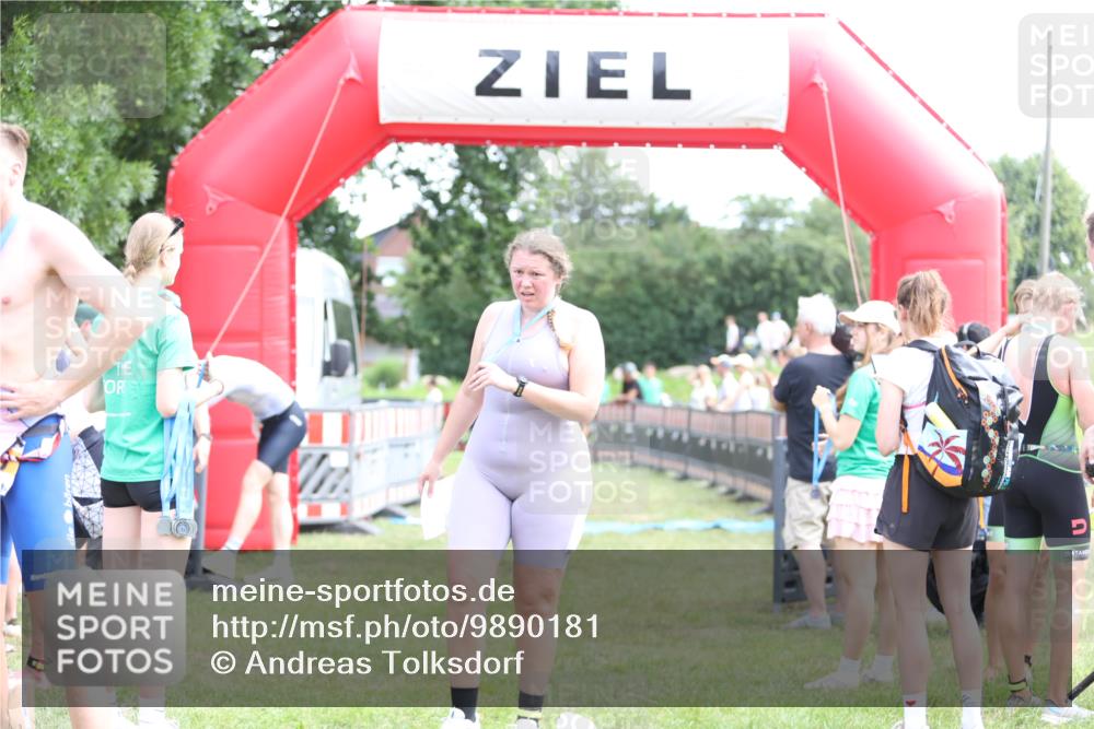 21.06.2026 - 29. Vierlanden-Triathlon Andreas Tolksdorf http://msf.ph/oto/9890181 21.06.2026 12:55:40 Ziel 939, 969, 939, 969 meine-sportfotos.de