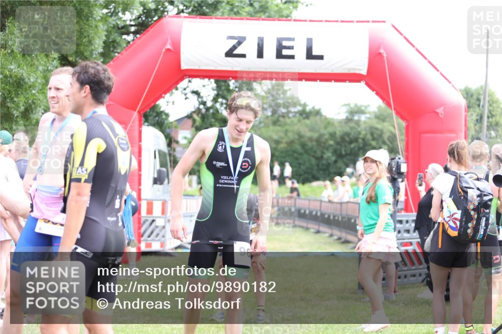 21.06.2026 - 29. Vierlanden-Triathlon Andreas Tolksdorf http://msf.ph/oto/9890182 21.06.2026 12:55:49 Ziel 818, 818 meine-sportfotos.de
