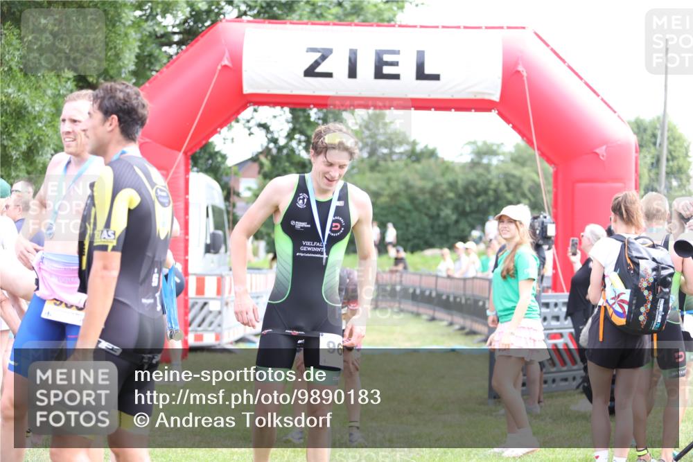 21.06.2026 - 29. Vierlanden-Triathlon Andreas Tolksdorf http://msf.ph/oto/9890183 21.06.2026 12:55:49 Ziel 818, 818 meine-sportfotos.de