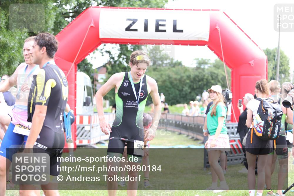21.06.2026 - 29. Vierlanden-Triathlon Andreas Tolksdorf http://msf.ph/oto/9890184 21.06.2026 12:55:49 Ziel 818, 818 meine-sportfotos.de