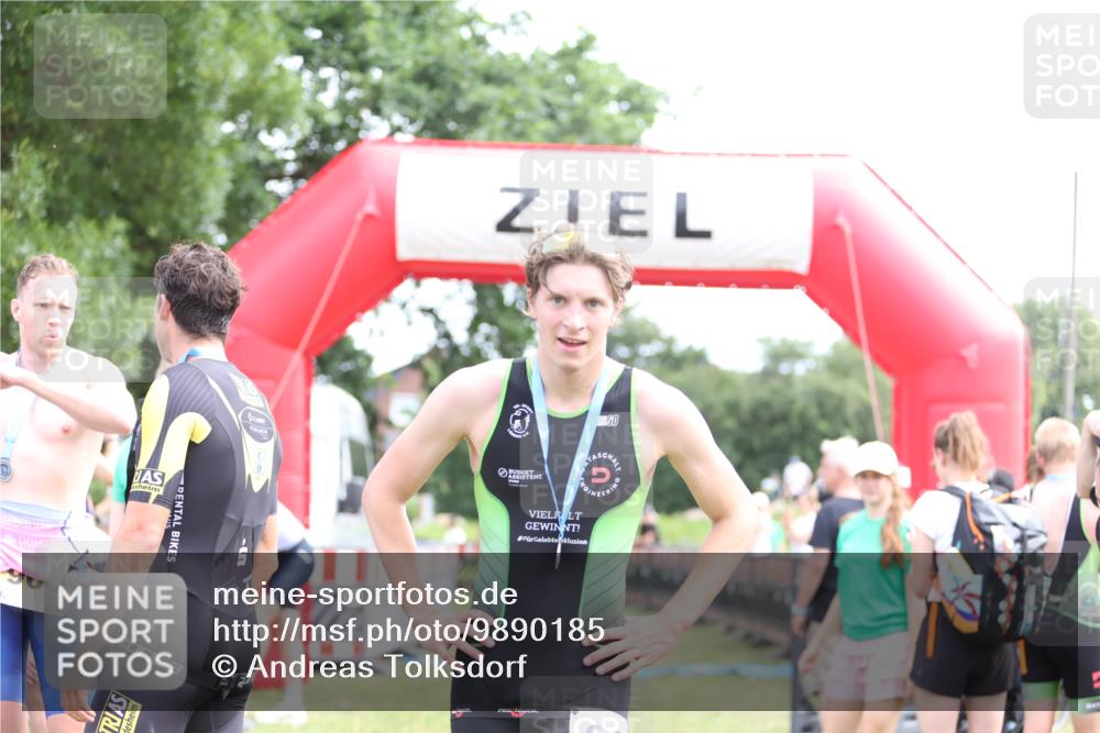 21.06.2026 - 29. Vierlanden-Triathlon Andreas Tolksdorf http://msf.ph/oto/9890185 21.06.2026 12:55:51 Ziel 818, 928, 818, 928 meine-sportfotos.de