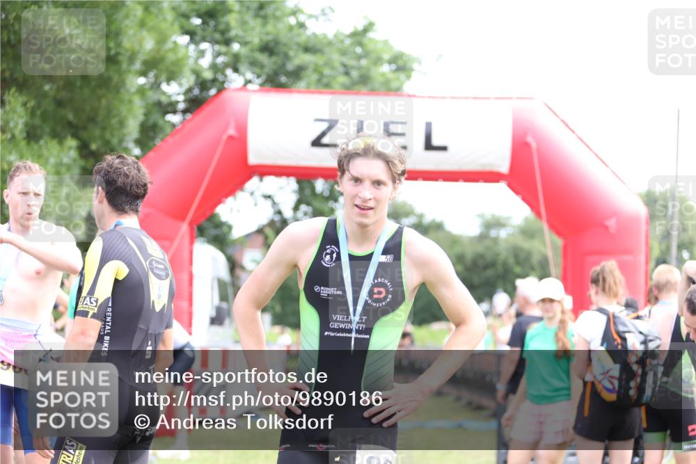 21.06.2026 - 29. Vierlanden-Triathlon Andreas Tolksdorf http://msf.ph/oto/9890186 21.06.2026 12:55:51 Ziel 818, 928, 818, 928 meine-sportfotos.de