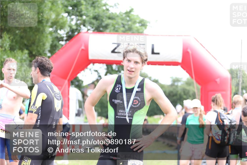 21.06.2026 - 29. Vierlanden-Triathlon Andreas Tolksdorf http://msf.ph/oto/9890187 21.06.2026 12:55:51 Ziel 818, 928, 818, 928 meine-sportfotos.de