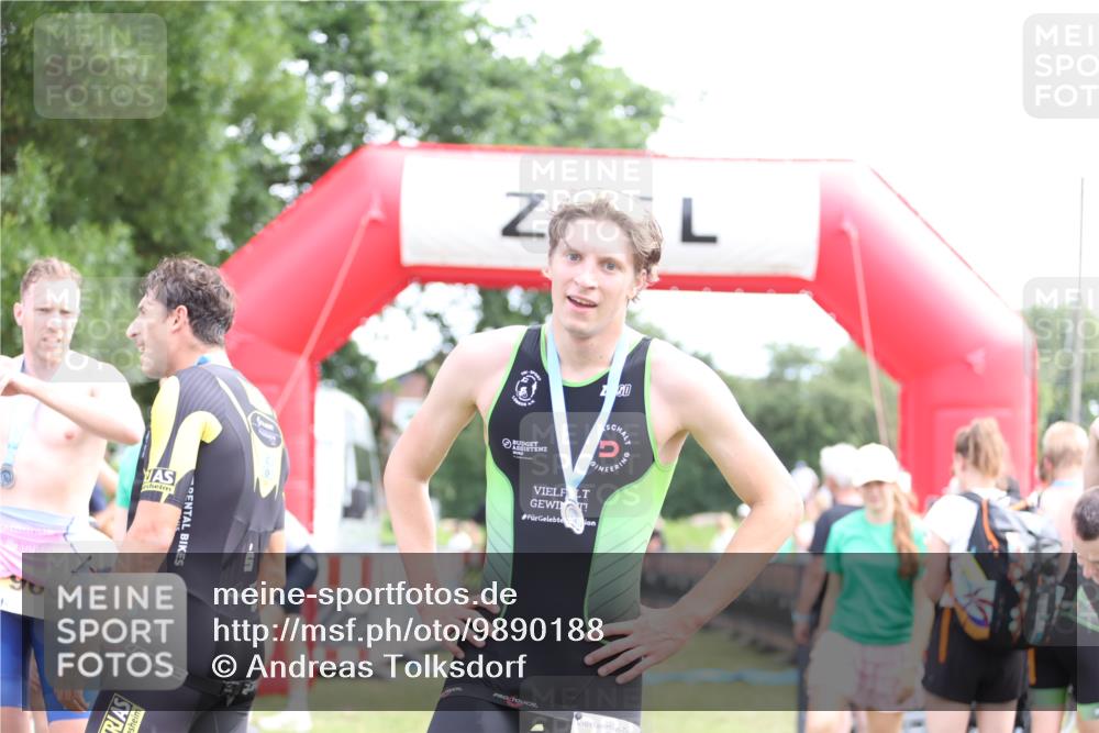 21.06.2026 - 29. Vierlanden-Triathlon Andreas Tolksdorf http://msf.ph/oto/9890188 21.06.2026 12:55:52 Ziel 818, 928, 818, 928 meine-sportfotos.de